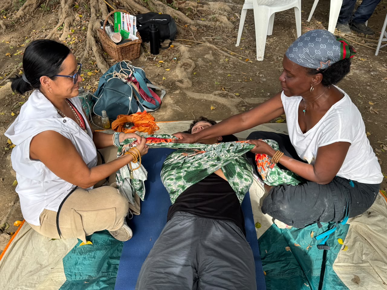 Dos terapeutas realizando manteo a una persona sobre una manta en La Guaira