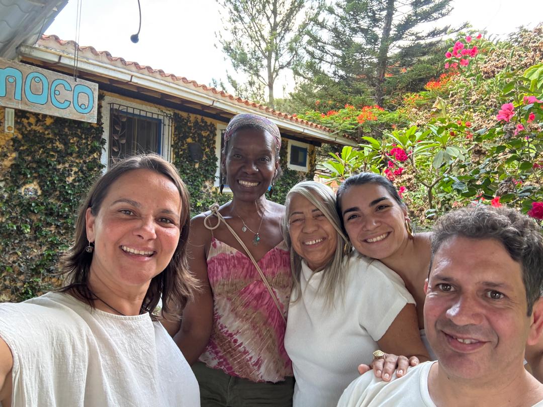 Equipo y tribu de Nabarü reunidos frente a la casa