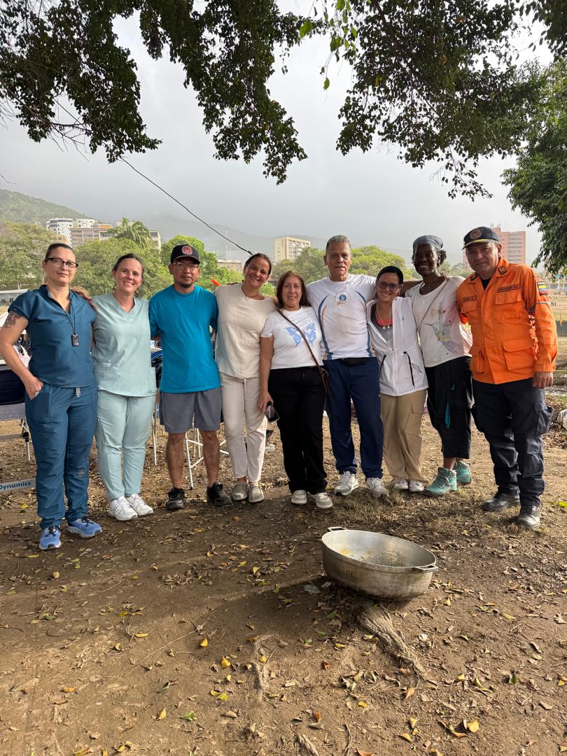 Equipo de terapeutas de Nabarü junto a rescatistas y voluntarios en La Guaira