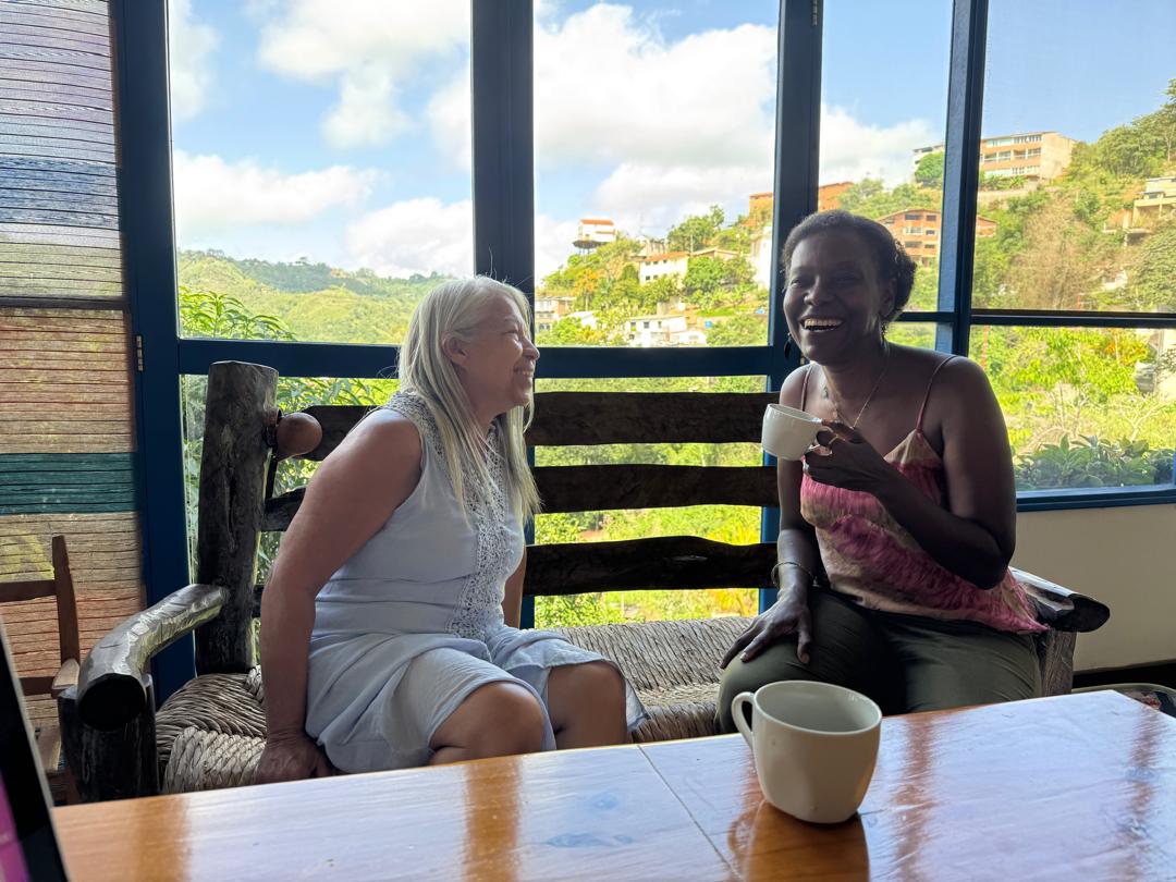 Encuentro entre dos mujeres compartiendo un café en la Casa Nabarü